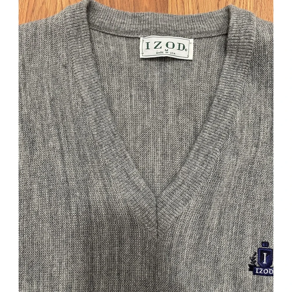 IZOD V-Neck Sweater Mens Medium Made in USA 90s Crest Logo